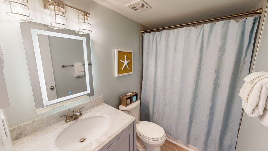 Bathroom, Top Floor Beachside Condo in Gulf Shores Sleeps 6, Baldwin