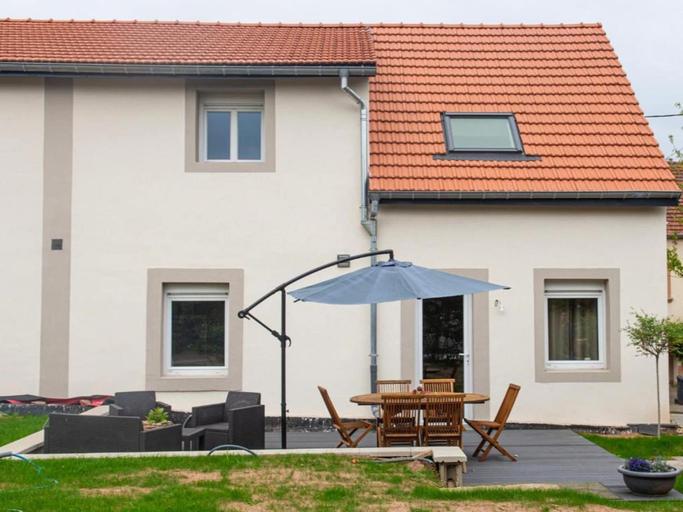 Outdoor dining, Spacious Stay in Lemberg, Moselle