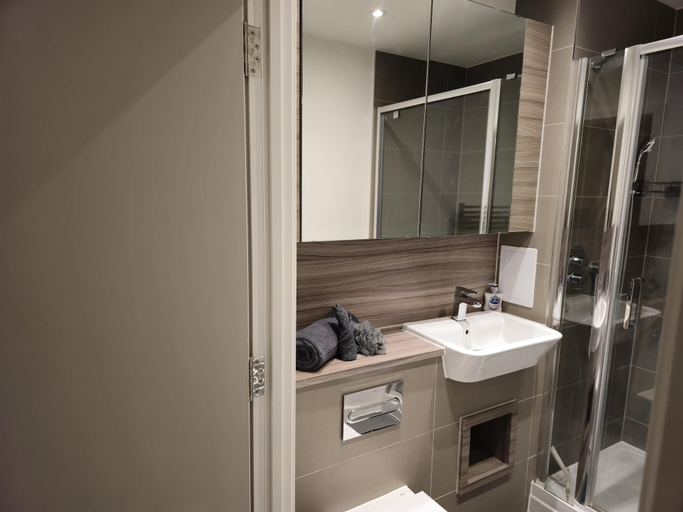 Bathroom 4, Luxurious 2-bed Haven in the Heart of Barking, London