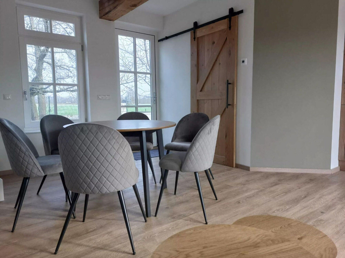 Dining 2, Comfortable Holiday Home With Garden, Wierden