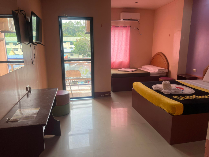 Rielena Plaza Hotel and Suites Room Type - Deluxe Triple Room With Private Bathroom
