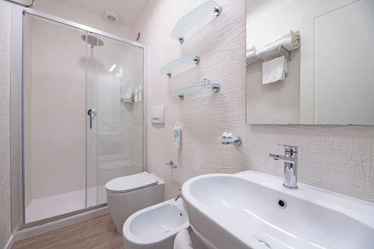 Bathroom 4, Hotel Riva Del Sole, Livorno