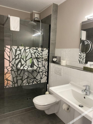 Bathroom 3, Hotel Hildebrandt's, Neumünster