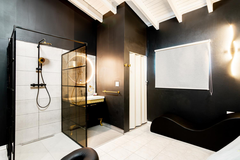 Bathroom 4, Excecutive Inn Aruba