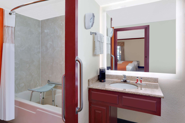Bathroom 4, Howard Johnson By Wyndham San Marcos, Hays