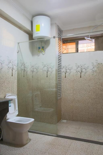 Bathroom 5, Sleep Inn Hotel City Centre, Ilala