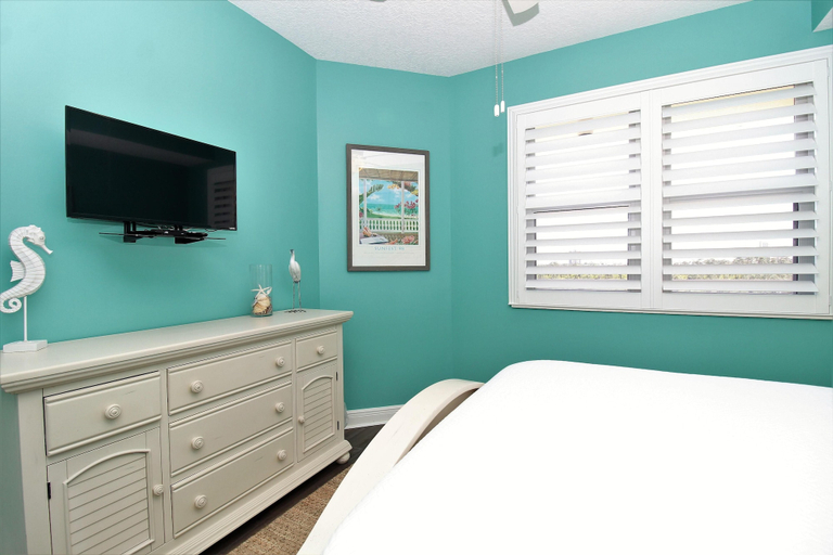 Bedroom, Lost Key B702, Escambia