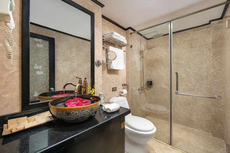 Bathroom 5, Lavender Central Hotel & Spa, Hoàn Kiếm