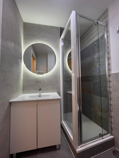 Bathroom 3, Gran Via Urban Apartments, Madrid