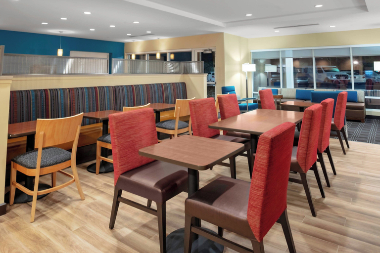 Food & Drinks 5, TownePlace Suites by Marriott Gainesville, Hall