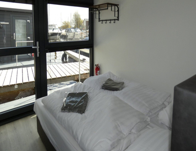 Bedroom 3, Luxury Houseboat Getaway, Uitgeest