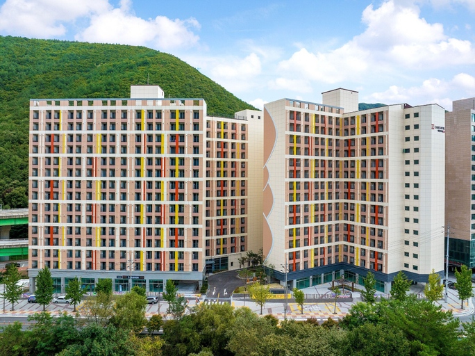 Exterior & Views
