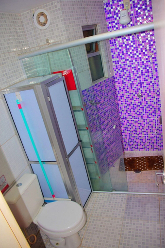 Bathroom 4, Frente ao Parque da Lagoa Quente, Apto particular com varanda e vista piscinas, com tela de proteção, Caldas Novas