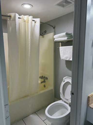 Bathroom 4, Quality Inn Indianola, Sunflower