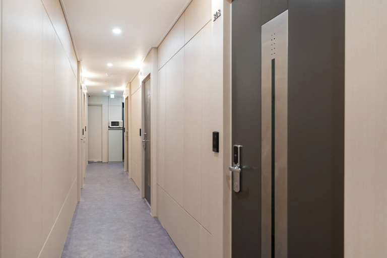 Others, Alma Hotel, Jung