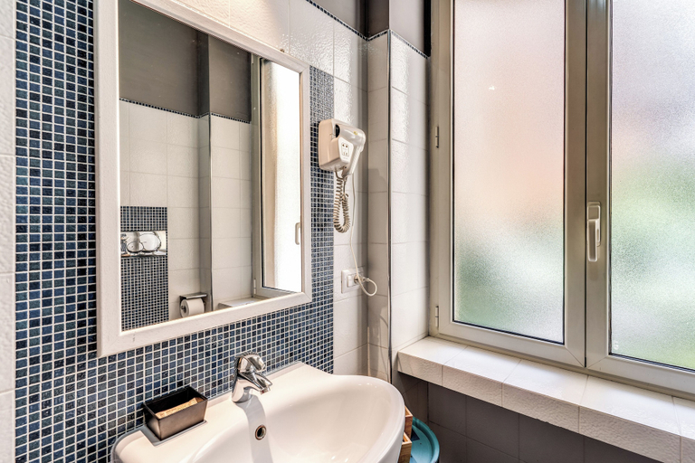 Bathroom 5, Marta Inn, Rome