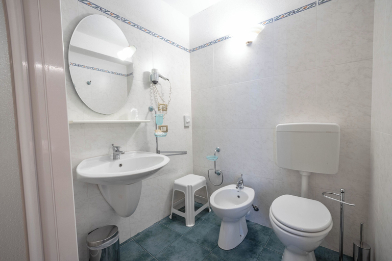 Bathroom 3, Hotel Grizzly, Trento