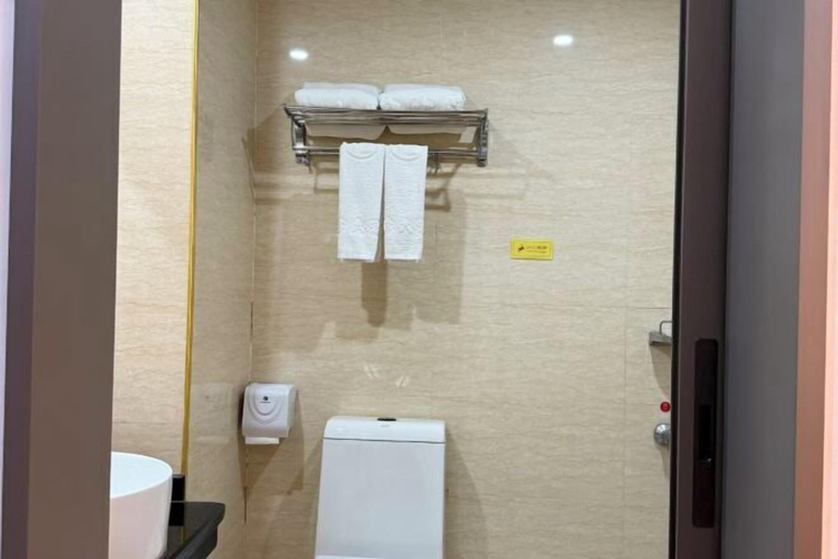 Bathroom, Dongxing Fuzhen Hotel, Fangchenggang