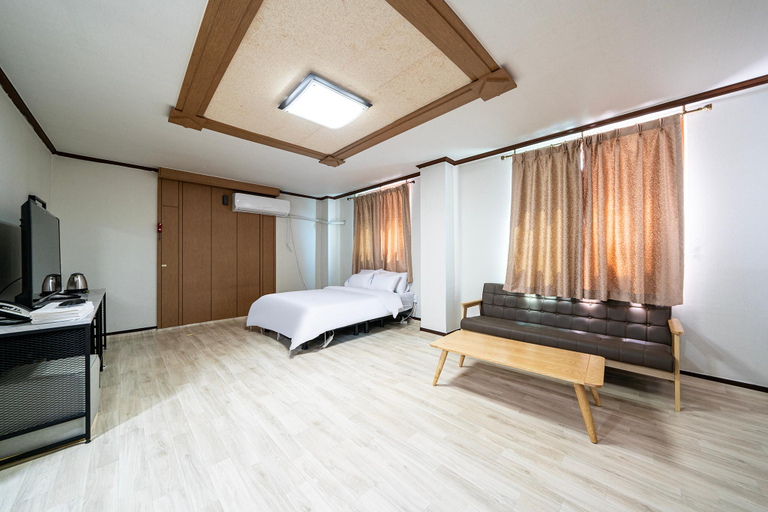 Bedroom 2, Asan Dogo Hot Springs River Hotel, Asan