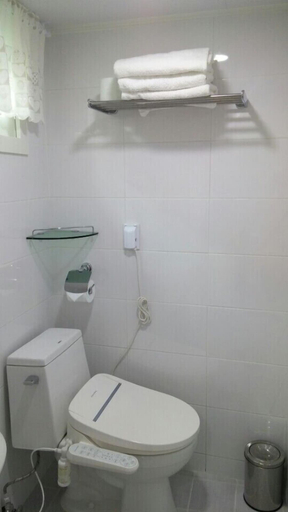Bathroom 5, Riverside Guest House, Gwang-jin