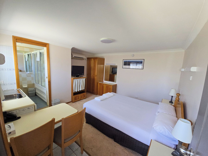 Bedroom 2, Tumut Valley Motel, Tumut