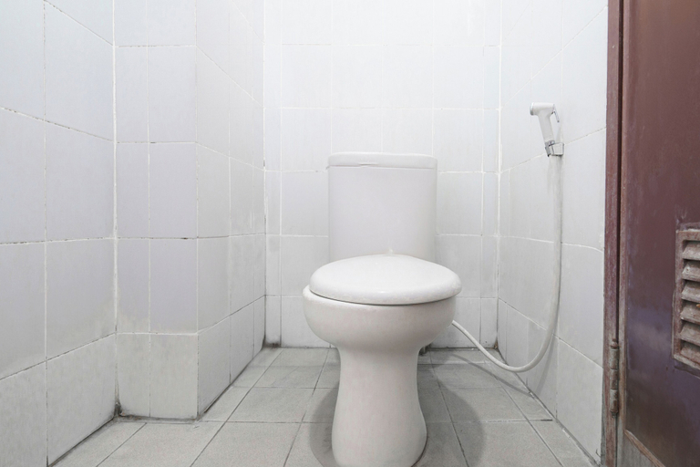 Bathroom, OYO 94010 Victoria Square, Tangerang