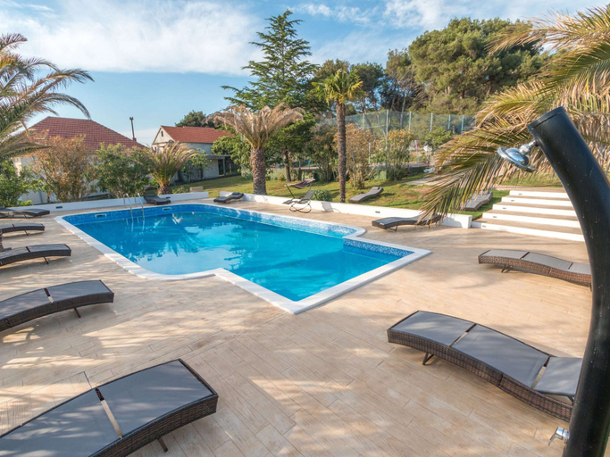 Sport & Beauty 1, Modern holiday home with pool, Bibinje