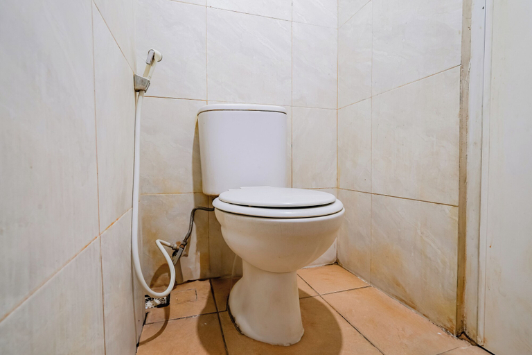 Bathroom, OYO 93927 Apartemen Gateway Pasteur By Taufan, Bandung
