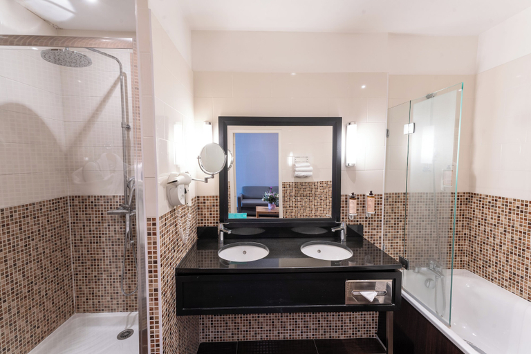 Bathroom 5, Mercure Le Mans Centre Hotel, Sarthe