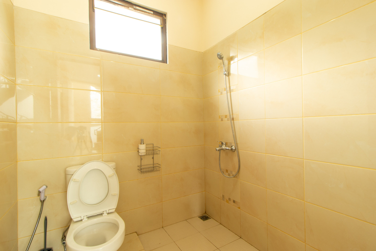 Bathroom, De Zakir Villa Syariah 4+1 BR Mountain View Family Only, Bandung