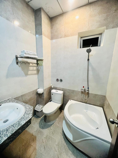 Bathroom 3, Khach San Xuan Huynh 3 Soc Trang, Long My