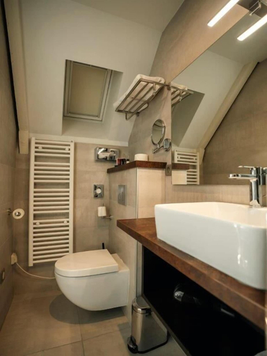 Bathroom 4, BRIT HOTEL PRIVILEGE LISIEUX – La Villa des Arts, Calvados