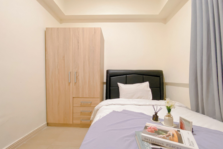 Bedroom 2, Modern 2BR Room at Meikarta Apartment By Travelio, Cikarang