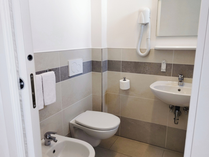Bathroom 5, Hotel Excelsior, Ravenna