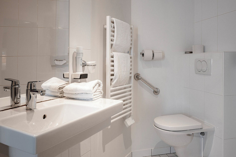 Bathroom 5, Kyriad Annemasse - Genève, Haute-Savoie