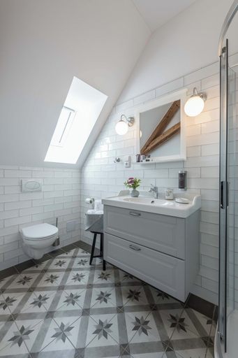 Bathroom 4, Na Kmíně, Mělník