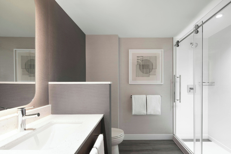 Bathroom 4, Courtyard by Marriott Montreal Airport, Montréal