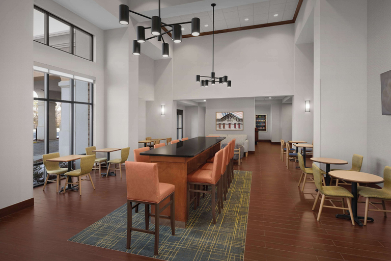 Food & Drinks 5, Hampton Inn & Suites Lynchburg, Campbell