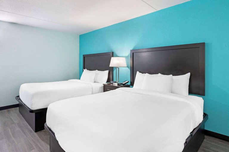 Bedroom 5, Clarion Inn Des Moines Airport, Polk