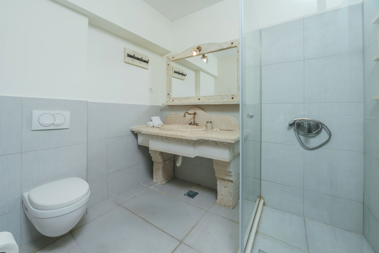 Bathroom 3, Pietra Mare Apartments