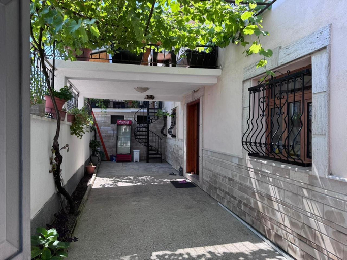 Others 2, Guest House Ejona, Gjirokastrës