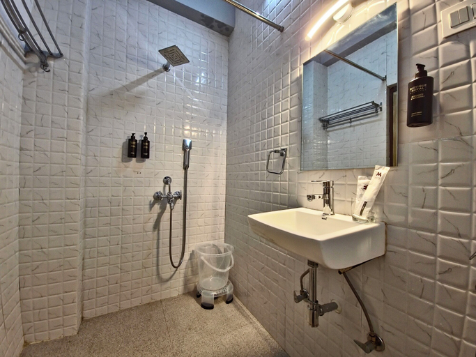 Bathroom 4, Hotel Bashera, Darjiling