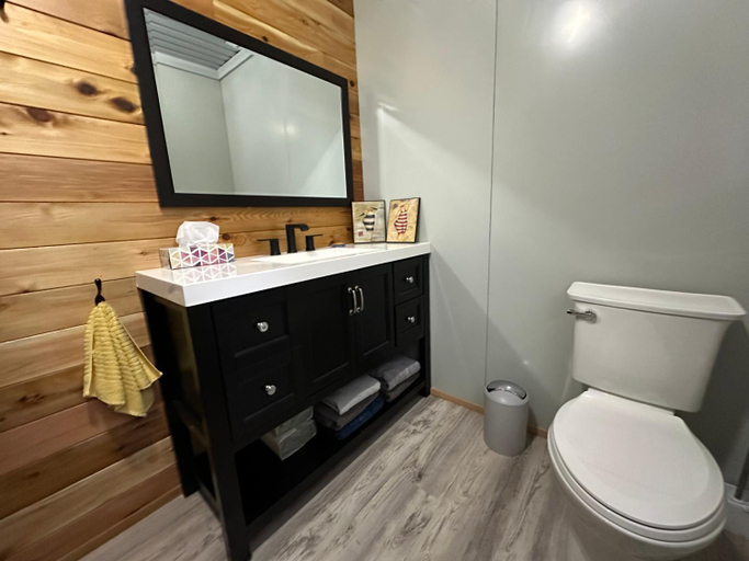 Bathroom 3, Thetis Island Get Away Cottage, Cowichan Valley