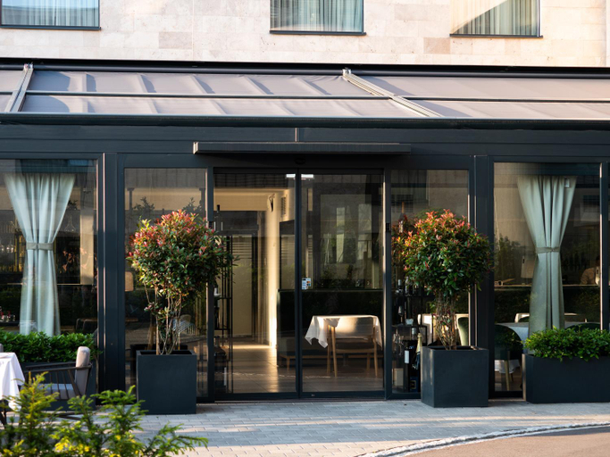 Exterior & Views 28