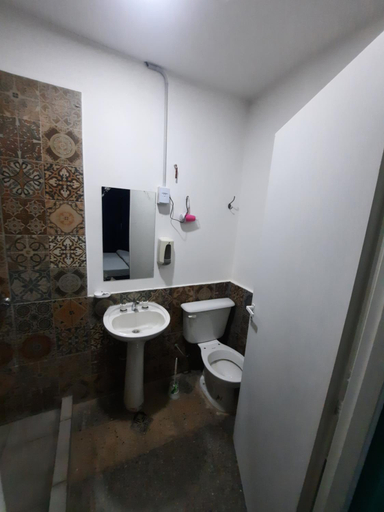 Others 4, lopez480 habitaciones, Capital