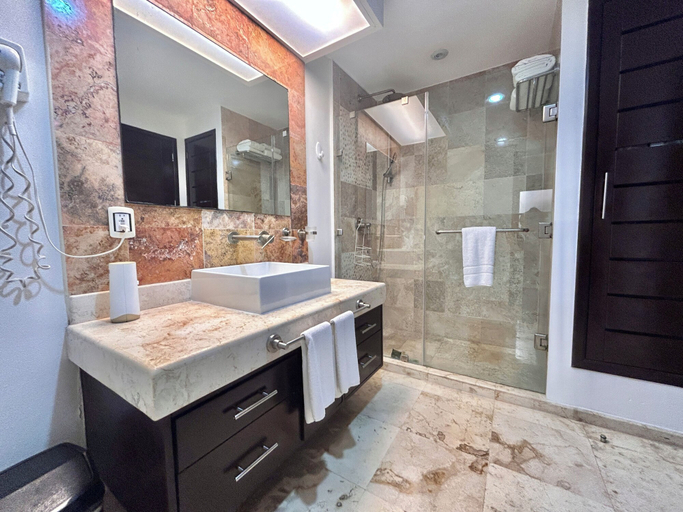 Bathroom 3, Sea Style Ocean View 2 Bedroom Condo, 2nd Floor at El Faro by DPM, Cozumel