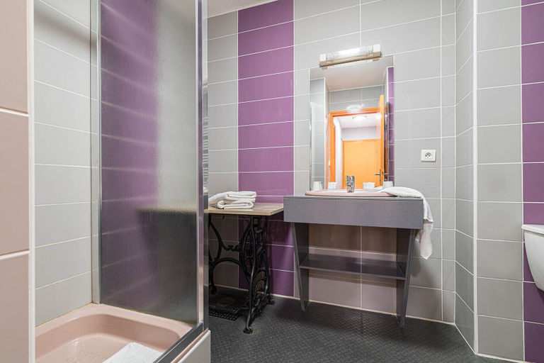 Bathroom 5, Hotel l'Abri, Haute-Loire