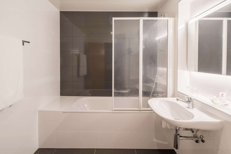 Bathroom 3, Hotel Mirabeau, BW Signature Collection, Lausanne