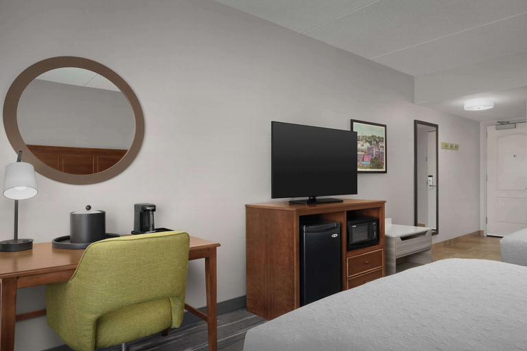 Bedroom 3, Hampton Inn & Suites Lynchburg, Campbell