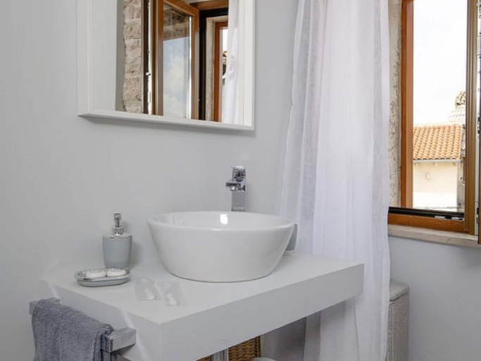 Bathroom 5, Holiday Home in Vodnjan Near the Sea, Vodnjan